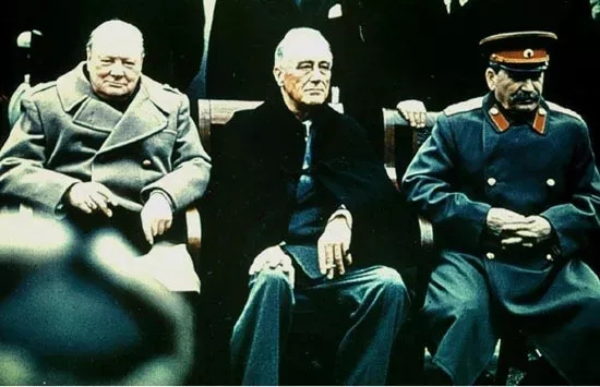 1945年2月雅尔塔会议期间,苏联领导人斯大林、美国总统罗斯福、英国首相丘吉尔合影。